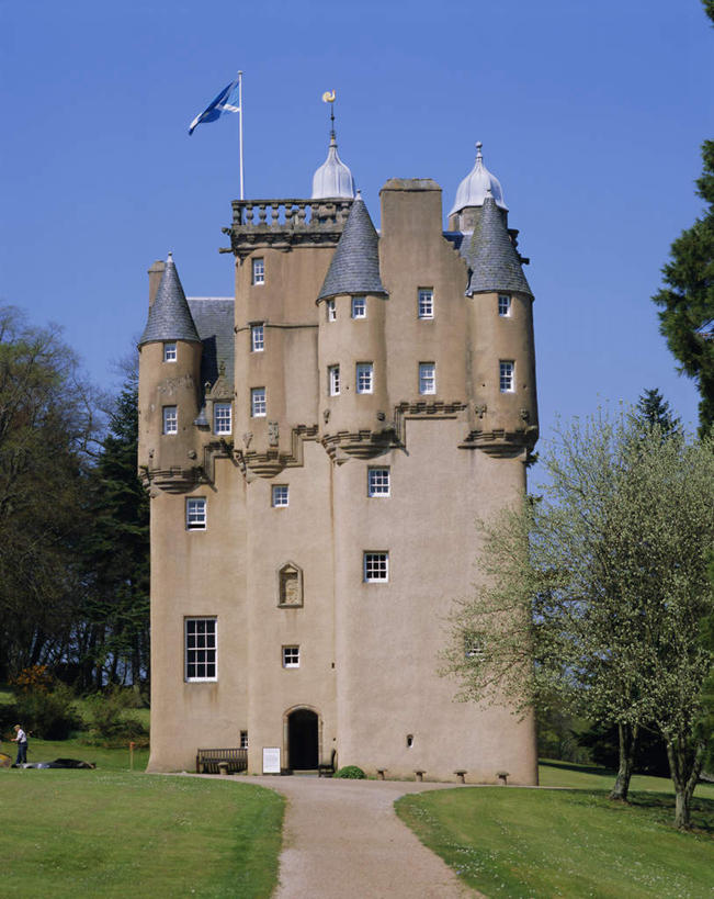 无人,竖图,室外,白天,正面,旅游,度假,草地,草坪,名胜古迹,植物,窗户,标志建筑,地标,建筑,旗帜,非洲,冈比亚,阴影,遗迹,光线,旗杆,影子,堡垒,城堡,拱门,古迹,文物,娱乐,建设,古建筑,玻璃窗,草,树,树木,蓝色,绿色,蓝天,天空,阳光,自然,天,享受,休闲,旅游胜地,放松,生长,晴朗,成长,要塞,古文明,万里无云,阿非利加洲,西非,设防,冈比亚共和国,晴空,晴空万里,彩图