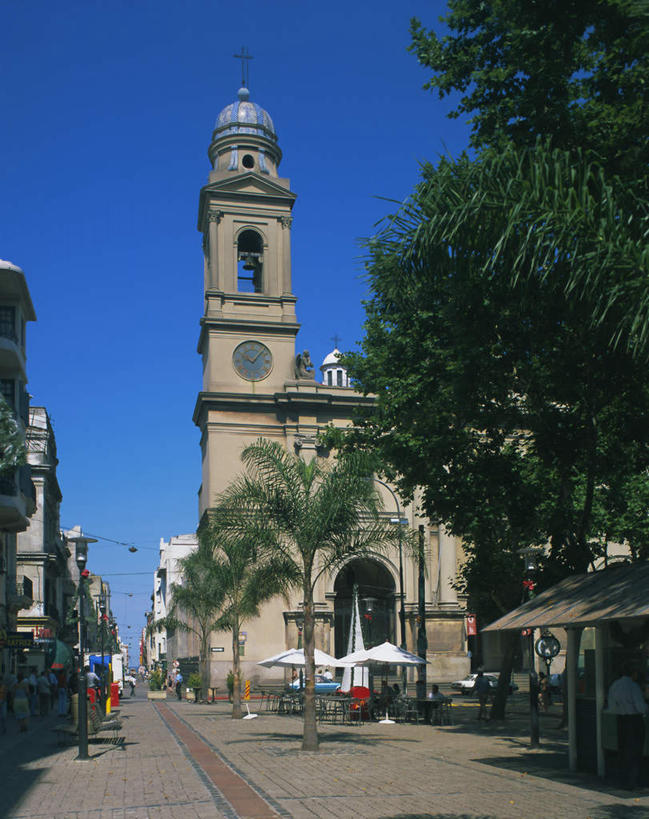 西方人,教堂,站,坐,走,竖图,室外,白天,仰视,度假,美景,植物,城市风光,城市,道路,街道,路,路灯,照明,欧洲,乌拉圭,欧洲人,许多,阴影,服装,节日,光线,伞,影子,雨伞,遮阳伞,景观,小路,灯光,交通,首都,很多,许多人,休闲装,文化,娱乐,阳伞,灯,树,树木,衣服,蓝色,绿色,蓝天,天空,阳光,自然,天,祈祷,站着,一群人,享受,休闲,健康,休闲服,景色,南美,放松,许愿,宗教,服饰,信仰,生长,晴朗,成长,纪念,祈求,照亮,南美洲,基督教,照明设备,拉丁美洲,天主教,美洲,信念,万里无云,亚美利加洲,南亚美利加洲,蒙得维的亚,乌拉圭东岸共和国,南美瑞士,平安,男人,男性,年轻男性,年轻女性,女人,女性,白种人,晴空,晴空万里,步行,散步,站立,走路,坐着,彩图,低角度拍摄,全身,大教堂,礼拜堂