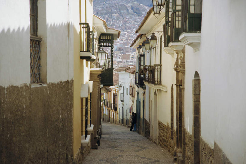 西方人,两个人,家,站,横图,室外,白天,正面,度假,石头,美景,山,山脉,窗户,门,城市风光,道路,路,欧洲,玻利维亚,欧洲人,阴影,服装,光线,石子,影子,房屋,墙,屋子,景观,山峰,公寓,小路,交通,山峦,首都,注视,休闲装,娱乐,洋房,楼房,玻璃窗,墙壁,墙面,住宅,衣服,阳光,门框,群山,观察,看,站着,享受,休闲,休闲服,景色,南美,放松,服饰,观看,察看,南美洲,拉丁美洲,关注,美洲,亚美利加洲,南亚美利加洲,玻利维亚多民族国,拉巴斯,拉巴斯省,男人,男性,中年男性,白种人,石块,岩石,站立,彩图,全身,房子