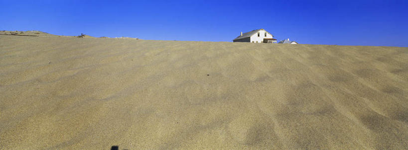 无人,家,横图,室外,白天,正面,旅游,度假,石头,美景,山,山脉,非洲,纳米比亚,阴影,光线,石子,影子,房屋,屋子,地平线,景观,山峰,辽阔,地面,山峦,娱乐,楼房,住宅,蓝色,蓝天,天空,阳光,自然,群山,天,享受,休闲,广阔,景色,放松,晴朗,一望无际,自然风光,延伸,万里无云,天地相交,纳米比亚共和国,无边无际,一马平川,卢德立次,吕德里茨,石块,岩石,晴空,晴空万里,彩图,房子