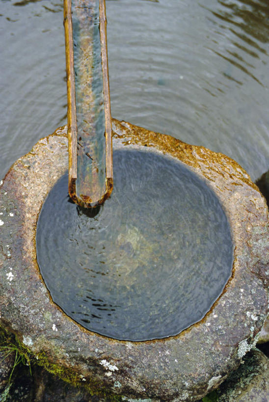 无人,竖图,俯视,室外,特写,白天,旅游,度假,喷泉,东京,日本,亚洲,阴影,光线,影子,池塘,景观,水池,漩涡,文化,娱乐,倒影,阳光,品味,享受,休闲,放松,倒映,水景,东亚,本州,关东地方,本州岛,日本国,东京都,美观,反照,设计,彩图,高角度拍摄