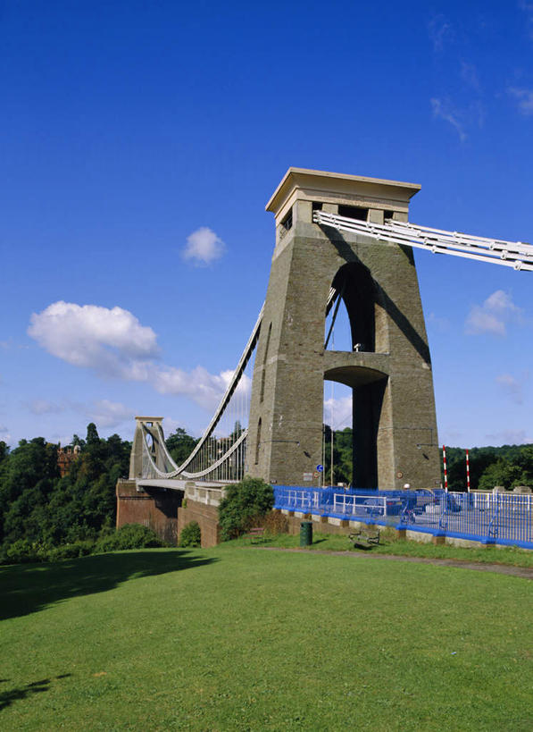 无人,栏杆,竖图,室外,白天,正面,度假,草地,草坪,美景,植物,城市风光,城市,大桥,立交桥,桥梁,英国,欧洲,阴影,光线,影子,景观,云,云朵,高架,围栏,斜拉桥,桥,云彩,娱乐,护栏,草,树,树木,蓝色,绿色,白云,蓝天,天空,阳光,自然,天,享受,休闲,景色,放松,生长,晴朗,成长,西欧,大不列颠,大不列颠及北爱尔兰联合王国,大不列颠联合王国,日不落英帝国,克里夫顿悬索桥,克利夫顿吊桥,晴空,彩图