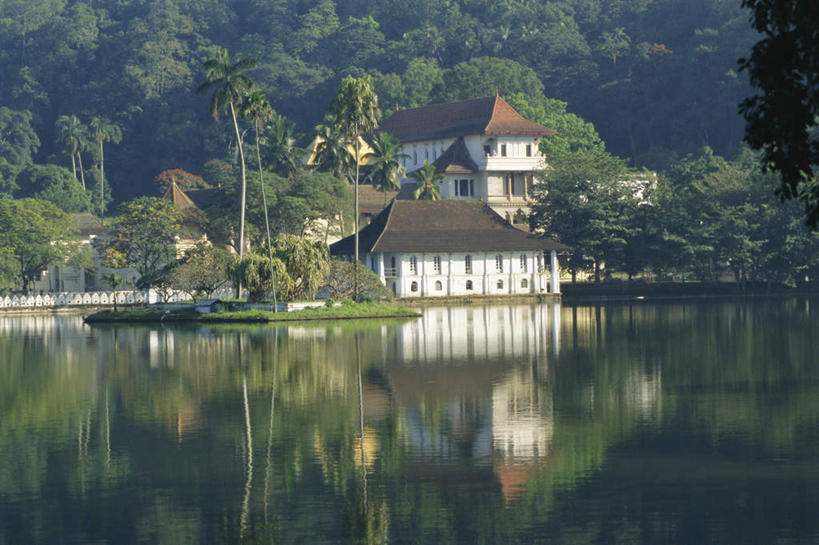 无人,家,寺庙,横图,室外,白天,正面,度假,湖,湖泊,美景,水,植物,城市风光,城市,斯里兰卡,亚洲,阴影,节日,光线,影子,房屋,屋子,湖面,景观,水流,水面,文化,娱乐,楼房,住宅,树,树木,绿色,倒影,阳光,自然,庙宇,湖水,祈祷,享受,休闲,健康,景色,放松,许愿,宗教,佛教,信仰,生长,成长,纪念,祈求,倒映,南亚,斯里兰卡民主社会主义共和国,释教,反照,佛牙寺,康提,康提古城,马哈努沃勒,达拉达.马利戛瓦,平安,彩图,房子,庙,寺