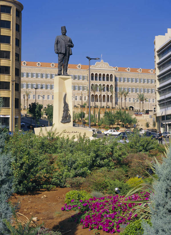 无人,高楼大厦,竖图,室外,白天,正面,度假,办公楼,草地,草坪,花海,花圃,美景,植物,城市风光,城市,大厦,建筑,摩天大楼,写字楼,汽车,叶子,雕塑,黎巴嫩,亚洲,阴影,艺术,装饰,盛开,光线,雕刻,雕像,影子,景观,首都,花蕾,娱乐,车,草,花,花瓣,花朵,花卉,鲜花,树,树木,蓝色,绿色,蓝天,天空,阳光,自然,工艺品,楼宇,交通工具,轿车,花丛,花束,花田,天,花苞,花蕊,享受,休闲,商务楼,景色,放松,生长,晴朗,成长,纪念,美术,载具,主题,西亚,陈列,万里无云,功能,美学,黎巴嫩共和国,贝鲁特,晴空,晴空万里,彩图,大楼,高层建筑,高楼,摩天楼