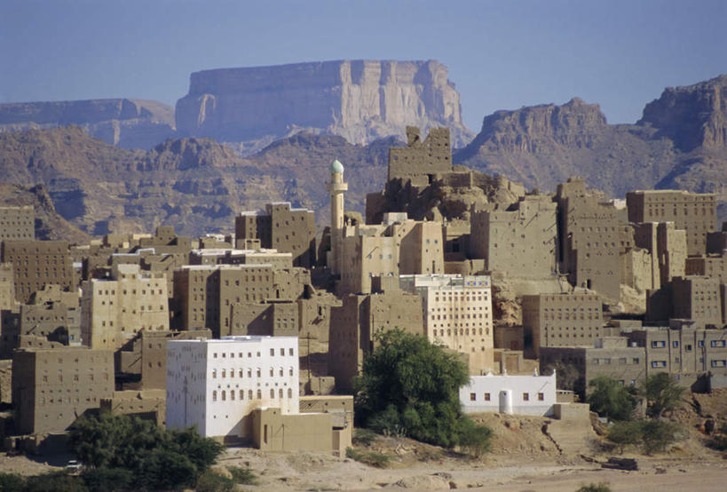 无人,横图,室外,白天,正面,旅游,度假,草地,草坪,名胜古迹,山,山脉,植物,标志建筑,地标,建筑,也门,亚洲,阴影,遗迹,光线,影子,堡垒,城堡,山峰,塔,山峦,古迹,文物,娱乐,建设,古建筑,草,树,树木,蓝色,绿色,蓝天,天空,阳光,自然,群山,天,享受,休闲,旅游胜地,放松,生长,晴朗,成长,要塞,西亚,古文明,万里无云,也门共和国,哈德拉毛,哈德拉毛省,设防,晴空,晴空万里,彩图