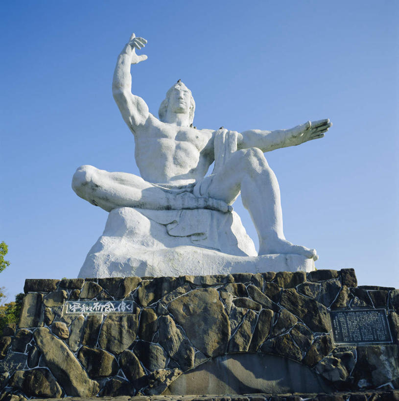 东方人,一个人,无人,坐,举,竖图,室外,白天,仰视,旅游,度假,石头,标志建筑,地标,建筑,雕塑,长崎,日本,亚洲,仅一个男性,仅一个人,仅一个中年男性,阴影,艺术,装饰,光线,雕刻,雕像,石子,影子,注视,黄种人,娱乐,建设,石雕,蓝色,蓝天,天空,阳光,工艺品,天,观察,看,托,享受,休闲,旅游胜地,放松,平和公园,晴朗,观看,纪念,美术,察看,关注,主题,陈列,东亚,和平公园,万里无云,日本国,长崎县,九州本岛,九州,九州岛,九州地方,长崎市,功能,美学,县厅,平和纪念公园,长崎平和公园,长崎平和纪念公园,男人,男性,中年男性,亚洲人,石块,岩石,晴空,晴空万里,举起,举手,举着,向上举,向上伸,向上托,坐着,彩图,低角度拍摄,全身