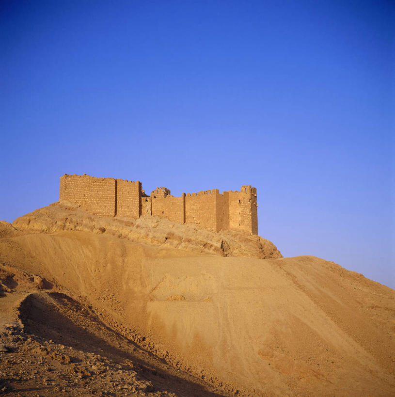 无人,竖图,室外,白天,仰视,旅游,度假,名胜古迹,沙漠,标志建筑,地标,建筑,叙利亚,亚洲,阴影,遗迹,光线,影子,堡垒,城堡,古迹,文物,娱乐,建设,古建筑,废墟,蓝色,蓝天,天空,阳光,天,享受,休闲,旅游胜地,放松,晴朗,要塞,西亚,古文明,万里无云,阿拉伯叙利亚共和国,巴尔米拉,设防,巴尔米拉古城,巴尔米拉遗址,大漠,砂漠,晴空,晴空万里,彩图,低角度拍摄