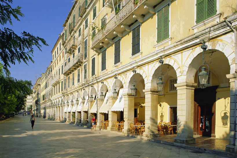 西方人,两个人,家,站,走,横图,室外,白天,正面,度假,美景,植物,餐桌,桌子,城市风光,城市,道路,路,椅子,照明,希腊,欧洲,欧洲人,一排,许多,阴影,整齐,光线,影子,房屋,木椅,屋子,景观,拱门,小路,灯光,交通,很多,娱乐,楼房,吊灯,住宅,灯,树,树木,排列,蓝色,绿色,蓝天,天空,阳光,自然,灯具,天,站着,享受,休闲,景色,放松,生长,晴朗,成长,餐台,照亮,照明设备,队列,希腊共和国,万里无云,爱奥尼亚群岛,伊奥尼亚群岛,科孚岛,克基拉岛,年轻女性,女人,女性,白种人,晴空,晴空万里,步行,散步,站立,走路,彩图,全身,房子,咖啡馆