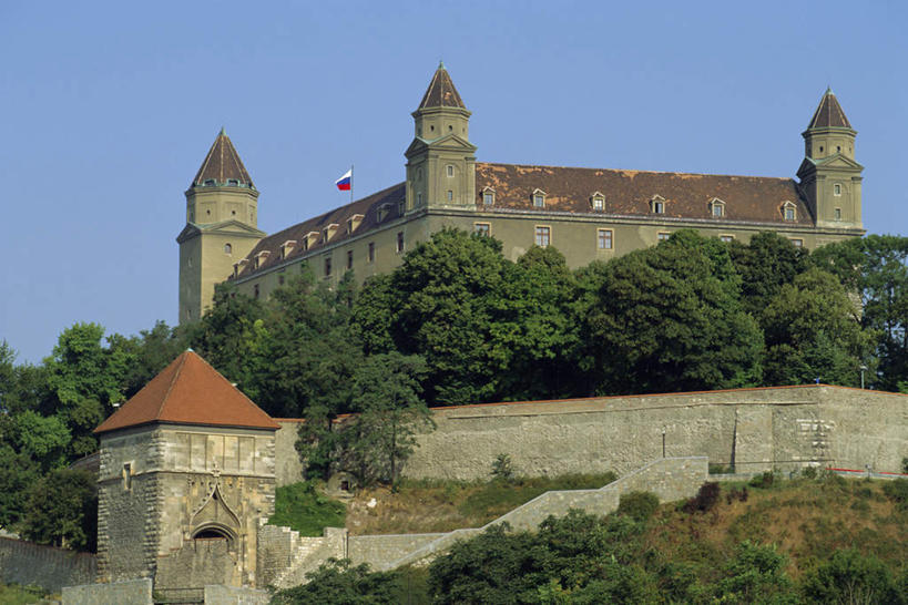 无人,横图,室外,白天,仰视,旅游,度假,草地,草坪,山,山脉,植物,标志建筑,地标,建筑,欧洲,斯洛伐克,阴影,光线,影子,堡垒,城堡,墙,山峰,山峦,首都,娱乐,建设,墙壁,墙面,草,树,树木,蓝色,绿色,蓝天,天空,阳光,自然,群山,天,享受,休闲,旅游胜地,放松,生长,晴朗,成长,要塞,中欧,万里无云,首府,布拉迪斯拉发,斯洛伐克共和国,西斯洛伐克州,设防,晴空,晴空万里,彩图,低角度拍摄