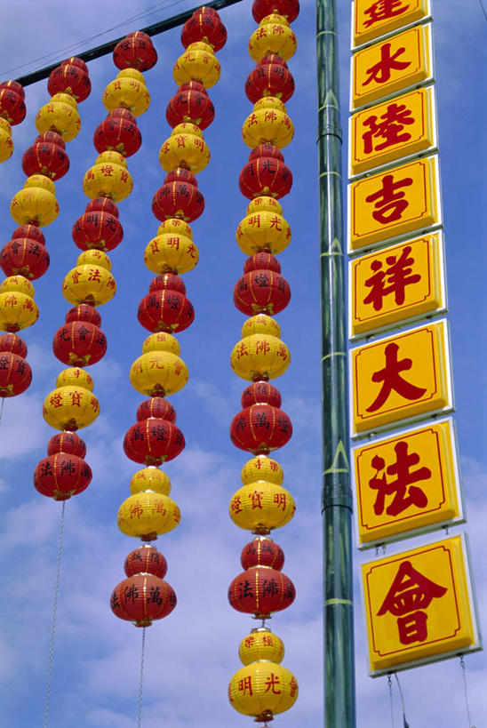 无人,竖图,室外,白天,仰视,旅游,度假,名胜古迹,标志建筑,地标,建筑,照明,马来西亚,亚洲,一排,吊挂,悬挂,阴影,遗迹,整齐,光线,标志,灯笼,文字,影子,纸灯笼,字符,云,云朵,挂,云彩,古迹,文物,娱乐,标识,建设,古建筑,排列,蓝色,白云,蓝天,天空,阳光,灯具,天,享受,休闲,汉字,旅游胜地,放松,东南亚,晴朗,照亮,照明设备,队列,中文,古文明,国文,华文,槟城,槟城州,槟榔屿,槟州,极乐寺,马来西亚联邦,槟城极乐寺,槟榔山,升旗山,晴空,彩图,低角度拍摄