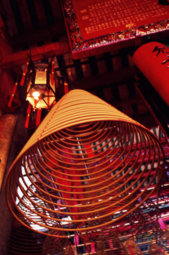 无人,寺庙,竖图,室内,特写,白天,仰视,旅游,度假,标志建筑,地标,建筑,蜡烛,香港,中国,亚洲,吊挂,悬挂,节日,螺旋,烟雾,燃烧,挂,文化,娱乐,建设,佛香,香火,香烛,庙宇,祈祷,享受,休闲,健康,旅游胜地,放松,许愿,宗教,佛教,信仰,烧香,纪念,祈求,港,东亚,新界,文武二帝庙,文武庙,香港特别行政区,港澳台,中华人民共和国,释教,大埔区,大埔文武庙,富善街,平安,彩图,低角度拍摄,庙,寺