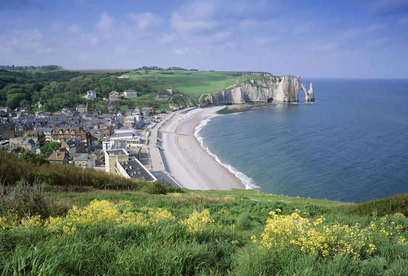 无人,家,横图,俯视,室外,白天,度假,草地,草坪,海浪,海洋,美景,沙滩,山,山脉,植物,城市风光,城市,法国,欧洲,阴影,盛开,光线,沙子,影子,房屋,屋子,地平线,海岸,景观,浪花,山峰,云,云朵,辽阔,地面,沙地,山峦,花蕾,云彩,娱乐,楼房,住宅,草,花,花瓣,花朵,鲜花,蓝色,绿色,白云,蓝天,天空,阳光,海水,群山,天,花苞,花蕊,享受,休闲,广阔,景色,放松,晴朗,一望无际,延伸,海景,法兰西共和国,天地相交,法兰西第五共和国,无边无际,一马平川,上诺曼底,上诺曼底大区,埃特尔塔海岸,大海,风浪,海,海水的波动,海滩,近岸浪,涌浪,晴空,彩图,高角度拍摄,房子