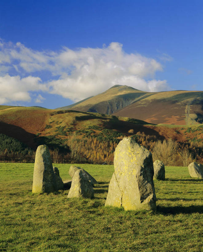 无人,公园,竖图,室外,白天,正面,旅游,度假,草地,草原,石头,美景,植物,英国,欧洲,阴影,光线,石子,影子,景观,旷野,云,云朵,云彩,娱乐,英格兰,草,树,树木,蓝色,绿色,白云,蓝天,天空,阳光,自然,天,享受,休闲,景色,放松,生长,晴朗,成长,国家公园,西欧,自然风光,原野,大不列颠,大不列颠及北爱尔兰联合王国,大不列颠联合王国,日不落英帝国,英吉利,卡塞里格石圈,湖区国家公园,英国湖区国家公园,石块,岩石,晴空,彩图