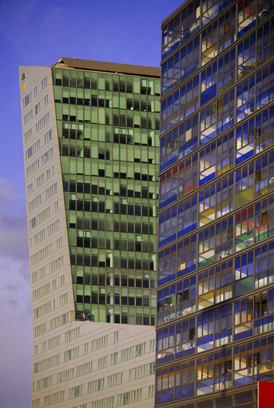 无人,家,高楼大厦,竖图,室外,白天,仰视,度假,办公楼,美景,窗户,城市风光,城市,大厦,建筑,摩天大楼,写字楼,法国,欧洲,阴影,光线,影子,房屋,墙,屋子,景观,公寓,灯光,娱乐,洋房,楼房,玻璃窗,墙壁,墙面,住宅,蓝色,蓝天,天空,楼宇,天,享受,休闲,商务楼,景色,放松,晴朗,西欧,法兰西,万里无云,法兰西共和国,首府,省会,法兰西第五共和国,北部.加来海峡,北部.加来海峡大区,里尔,诺尔.加莱大区,诺尔省,晴空,晴空万里,彩图,低角度拍摄,房子,大楼,高层建筑,高楼,摩天楼