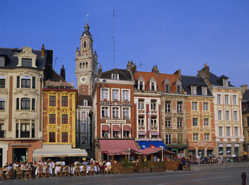 西方人,餐厅,家,站,坐,横图,室外,白天,正面,度假,美景,植物,城市风光,城市,比利时,欧洲,欧洲人,一排,阴影,服装,整齐,时间,光线,伞,时钟,影子,雨伞,遮阳伞,房屋,屋子,景观,公寓,首都,许多人,计时,注视,休闲装,娱乐,阳伞,洋房,楼房,住宅,树,树木,排列,衣服,蓝色,绿色,蓝天,天空,阳光,自然,钟表,天,观察,看,站着,一群人,享受,休闲,休闲服,表,景色,放松,服饰,生长,晴朗,成长,观看,察看,西欧,队列,关注,布鲁塞尔,布鲁塞尔大广场,万里无云,塔钟,比利时王国,布鲁塞尔广场,男人,男性,女人,女性,中年男性,中年女性,白种人,钟,晴空,晴空万里,站立,坐着,彩图,全身,房子,餐馆,饭店,饭馆,咖啡馆