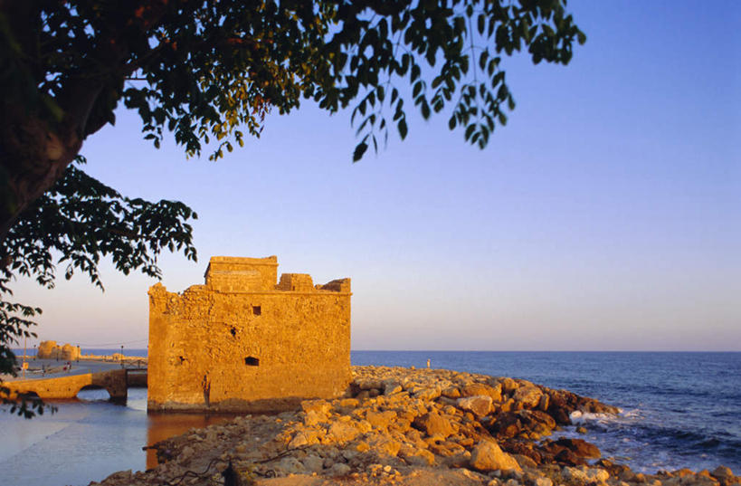 无人,横图,室外,白天,正面,旅游,度假,海浪,海洋,石头,名胜古迹,沙滩,植物,标志建筑,地标,建筑,塞浦路斯,亚洲,阴影,遗迹,光线,沙子,石子,影子,堡垒,城堡,海岸,浪花,水平线,辽阔,海平线,沙地,古迹,文物,娱乐,建设,古建筑,废墟,树,树木,蓝色,绿色,蓝天,天空,阳光,自然,海水,天,享受,休闲,广阔,旅游胜地,放松,生长,晴朗,成长,一望无际,要塞,西亚,海景,古文明,万里无云,无边无际,一马平川,塞浦路斯共和国,设防,帕福斯,大海,风浪,海,海水的波动,海滩,近岸浪,石块,岩石,涌浪,晴空,晴空万里,彩图,水天相接,水天一线