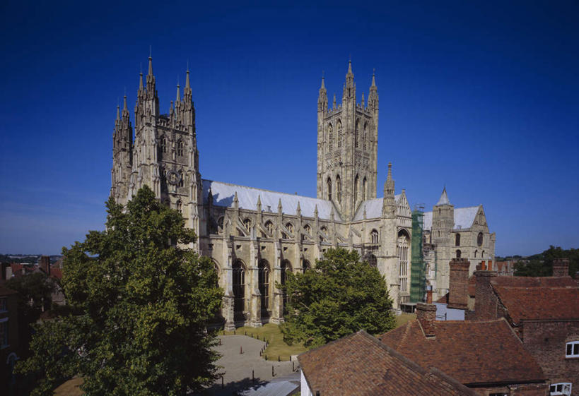 无人,家,教堂,横图,室外,白天,仰视,旅游,度假,名胜古迹,植物,标志建筑,地标,建筑,英国,欧洲,阴影,节日,遗迹,光线,瓦片,影子,房屋,屋顶,屋子,顶棚,瓦,古迹,文化,文物,娱乐,建设,古建筑,楼房,住宅,树,树木,蓝色,绿色,蓝天,天空,阳光,自然,天,祈祷,享受,休闲,健康,旅游胜地,放松,许愿,宗教,建造,信仰,生长,晴朗,成长,纪念,祈求,基督教,西欧,天主教,大不列颠,信念,古文明,哥特式建筑,屋瓦,大不列颠及北爱尔兰联合王国,万里无云,肯特郡,大不列颠联合王国,日不落英帝国,坎特伯雷,坎特伯雷大教堂,坎特伯雷市,坎特伯雷座堂,平安,晴空,晴空万里,彩图,低角度拍摄,房子,大教堂,礼拜堂