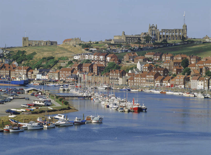 无人,家,码头,横图,俯视,航拍,室外,白天,旅游,度假,草地,草坪,植物,标志建筑,地标,港口,建筑,船,英国,欧洲,许多,阴影,光线,影子,房屋,屋子,游艇,娱乐,建设,楼房,住宅,草,蓝色,绿色,蓝天,天空,阳光,交通工具,天,行驶,享受,休闲,旅游胜地,放松,晴朗,西欧,鸟瞰,停泊,载具,大不列颠,威尔士,大不列颠及北爱尔兰联合王国,万里无云,大不列颠联合王国,日不落英帝国,威尔士公国,圣玛丽教堂,晴空,晴空万里,彩图,高角度拍摄,房子,摆渡口,埠头,渡口,渡头,港湾,海港,货运码头,口岸,商港