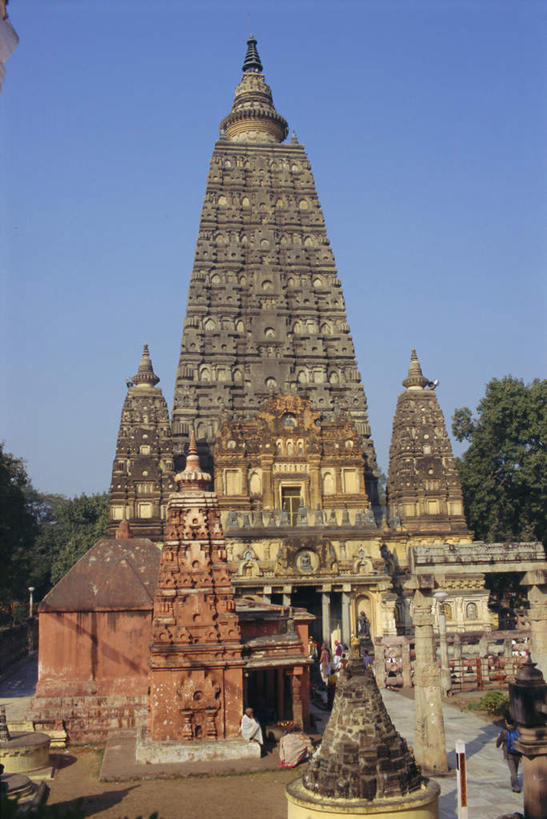 东方人,寺庙,走,竖图,室外,白天,仰视,旅游,度假,植物,窗户,门,标志建筑,地标,建筑,雕塑,印度,亚洲,阴影,服装,节日,艺术,装饰,光线,雕刻,雕像,香炉,影子,墙,屋顶,许多人,燃烧,顶棚,注视,休闲装,黄种人,文化,娱乐,建设,玻璃窗,墙壁,墙面,树,树木,衣服,蓝色,绿色,蓝天,天空,阳光,自然,香火,工艺品,门框,庙宇,天,观察,看,祈祷,一群人,享受,休闲,健康,休闲服,旅游胜地,放松,许愿,宗教,服饰,信仰,生长,晴朗,成长,观看,纪念,祈求,美术,祭奠,祭祀,察看,关注,主题,南亚,祭坛,陈列,万里无云,印度共和国,功能,美学,敬拜,比哈尔邦,摩诃菩提寺,菩提伽耶,平安,男人,男性,女人,女性,中年男性,中年女性,亚洲人,晴空,晴空万里,步行,散步,走路,半身,彩图,低角度拍摄,庙,寺