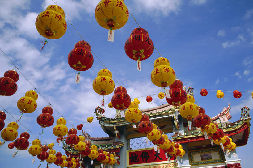 无人,寺庙,横图,室外,白天,仰视,旅游,度假,标志建筑,地标,建筑,照明,马来西亚,亚洲,一排,阴影,节日,整齐,装饰,并列,并排,光线,灯笼,影子,纸灯笼,云,云朵,云彩,文化,娱乐,建设,排列,蓝色,白云,蓝天,天空,阳光,灯具,庙宇,天,祈祷,享受,休闲,健康,旅游胜地,放松,许愿,宗教,东南亚,佛教,信仰,晴朗,纪念,华丽,修饰,祈求,照亮,点缀,照明设备,队列,平行,衬托,美观,雅致,雅观,释教,槟城,槟城州,槟榔屿,槟州,极乐寺,马来西亚联邦,槟城极乐寺,槟榔山,升旗山,平安,晴空,彩图,低角度拍摄,庙,寺