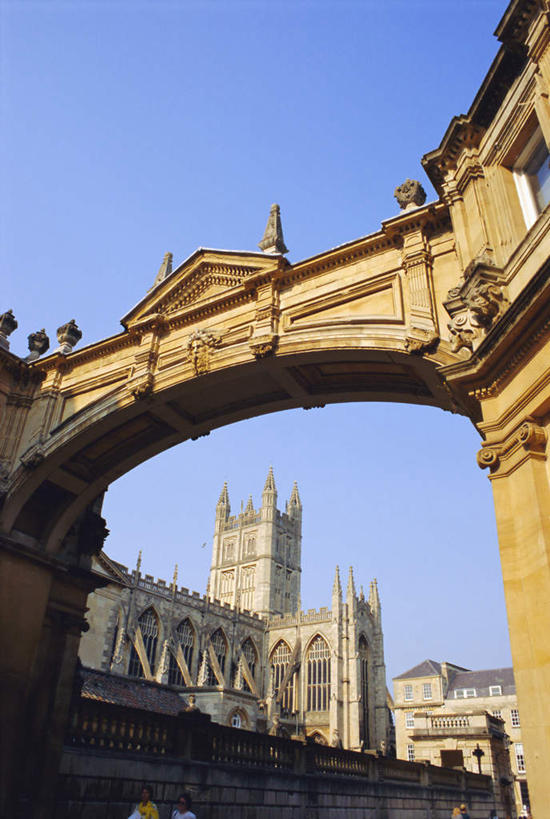 无人,栏杆,竖图,室外,白天,仰视,旅游,度假,标志建筑,地标,建筑,英国,欧洲,阴影,节日,光线,影子,墙,围栏,文化,娱乐,建设,护栏,英格兰,墙壁,墙面,蓝色,蓝天,天空,阳光,天,祈祷,享受,休闲,健康,旅游胜地,放松,许愿,宗教,信仰,晴朗,纪念,祈求,基督教,西欧,天主教,修道院,大不列颠,信念,巴斯,大不列颠及北爱尔兰联合王国,万里无云,大不列颠联合王国,日不落英帝国,英吉利,萨默塞特郡,巴斯修道院教堂,萨默塞特,神学院,修院,隐修院,平安,晴空,晴空万里,彩图,低角度拍摄