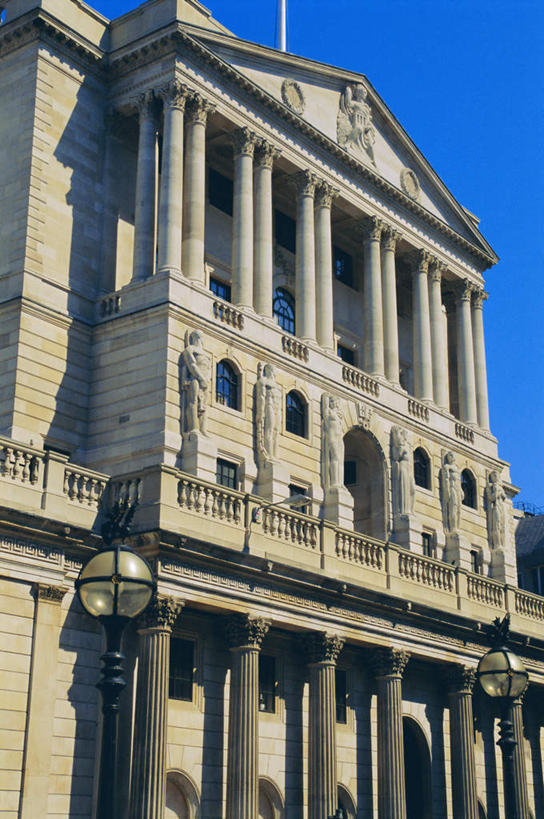 无人,高楼大厦,栏杆,竖图,室外,白天,仰视,旅游,度假,办公楼,标志建筑,大厦,地标,建筑,路灯,摩天大楼,写字楼,照明,英国,欧洲,一排,阴影,整齐,光线,影子,柱子,围栏,灯光,娱乐,建设,护栏,英格兰,灯,排列,蓝色,蓝天,天空,阳光,楼宇,天,享受,休闲,旅游胜地,商务楼,放松,晴朗,照亮,照明设备,西欧,队列,大不列颠,大不列颠及北爱尔兰联合王国,万里无云,大不列颠联合王国,日不落英帝国,英吉利,大伦敦,晴空,晴空万里,彩图,低角度拍摄,大楼,高层建筑,高楼,摩天楼