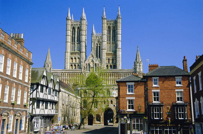 无人,家,教堂,横图,室外,白天,正面,度假,美景,植物,窗户,城市风光,城市,道路,路,美国,一排,阴影,节日,整齐,并列,并排,光线,影子,房屋,墙,屋子,景观,公寓,小路,交通,文化,娱乐,洋房,楼房,玻璃窗,墙壁,墙面,住宅,树,树木,排列,蓝色,绿色,蓝天,天空,阳光,自然,天,祈祷,享受,休闲,健康,景色,放松,许愿,宗教,信仰,生长,晴朗,成长,纪念,祈求,北美,北美洲,基督教,队列,天主教,美洲,平行,信念,万里无云,首府,内布拉斯加州,北亚美利加洲,亚美利加洲,内布拉斯加,牛肉之州,玉米壳之州,林肯市,林肯大教堂,平安,晴空,晴空万里,彩图,房子,大教堂,礼拜堂