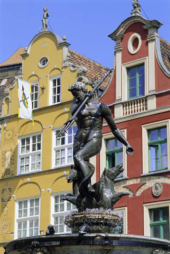 无人,家,竖图,室外,白天,仰视,旅游,度假,窗户,标志建筑,地标,建筑,旗帜,金属制品,雕塑,欧洲,波兰,阴影,艺术,装饰,光线,金属,雕刻,雕像,影子,房屋,屋子,娱乐,建设,楼房,玻璃窗,住宅,蓝色,蓝天,天空,阳光,工艺品,天,享受,休闲,旅游胜地,放松,晴朗,纪念,美术,主题,陈列,中欧,万里无云,省会,功能,美学,波兰共和国,格但斯克,波美拉尼亚,波美拉尼亚省,晴空,晴空万里,彩图,低角度拍摄,全身,房子