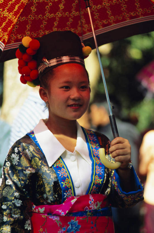 东方人,一个人,笑,微笑,露齿笑,竖图,室外,特写,白天,正面,民族服装,亚洲,仅一个年轻女性,仅一个女性,仅一个人,握,节日,庆祝,装饰,伞,雨伞,遮阳伞,拿,拿着,黄种人,文化,阳伞,红色,发饰,庆典,握着,纪念,华丽,修饰,点缀,苗族,衬托,美观,雅致,雅观,年轻女性,女人,女性,白种人,亚洲人,半身,彩图,传统服装,民俗服