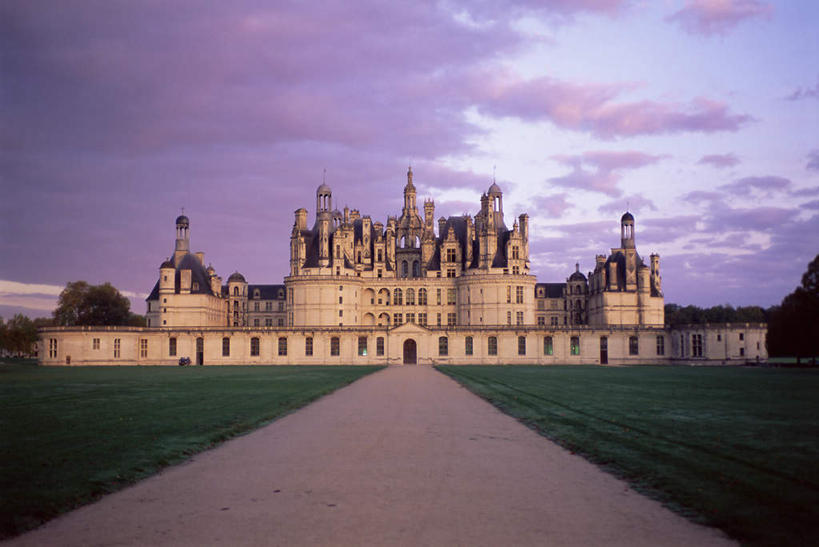 无人,横图,室外,白天,正面,旅游,度假,草地,草坪,河流,名胜古迹,日落,水,植物,标志建筑,道路,地标,建筑,路,法国,欧洲,遗迹,堡垒,城堡,河水,水流,晚霞,霞光,落日,小路,交通,古迹,文物,娱乐,建设,古建筑,草,树,树木,绿色,自然,黄昏,享受,休闲,旅游胜地,彩霞,放松,生长,成长,要塞,古文明,法兰西共和国,卢瓦尔河谷,法兰西第五共和国,卢瓦尔河,罗亚尔河,夕照,设防,香博堡,夕阳,彩图,斜阳