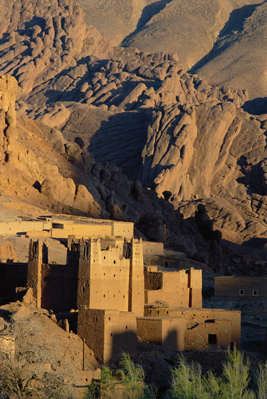 无人,家,竖图,室外,白天,正面,旅游,度假,石头,美景,峡谷,植物,非洲,摩洛哥,阴影,光线,石子,影子,堡垒,城堡,房屋,屋子,景观,山谷,娱乐,楼房,住宅,树,树木,绿色,阳光,自然,享受,休闲,景色,放松,生长,成长,要塞,岩层,自然风光,阿非利加洲,摩洛哥王国,设防,瓦尔扎扎特,石块,岩石,彩图,房子