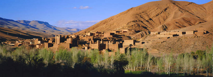 无人,家,横图,室外,白天,正面,旅游,度假,石头,美景,山,山脉,植物,非洲,摩洛哥,阴影,光线,石子,影子,房屋,屋子,景观,山顶,山峰,云,云朵,山峦,云彩,娱乐,楼房,住宅,树,树木,蓝色,绿色,白云,蓝天,天空,阳光,自然,群山,天,享受,休闲,景色,放松,生长,晴朗,成长,自然风光,沉积岩,阿非利加洲,摩洛哥王国,颠峰,极峰,水成岩,瓦尔扎扎特,石块,岩石,晴空,彩图,房子