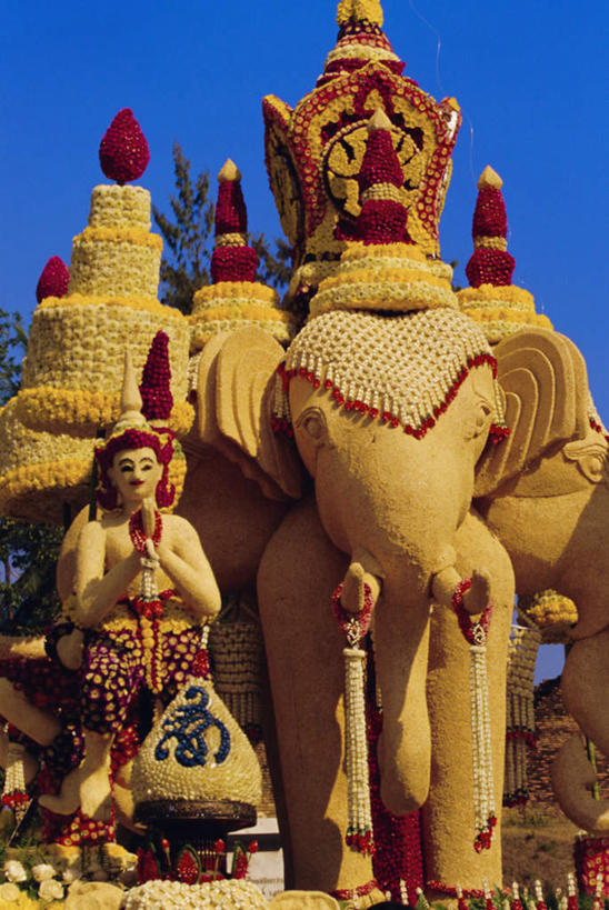 无人,竖图,室外,白天,正面,度假,美景,城市风光,城市,哺乳动物,大象,野生动物,泰国,亚洲,阴影,节日,庆祝,装饰,光线,影子,景观,文化,娱乐,蓝色,蓝天,天空,阳光,动物,天,庆典,享受,休闲,景色,放松,彩车,东南亚,晴朗,纪念,华丽,修饰,点缀,万里无云,泰王国,衬托,美观,雅致,雅观,晴空,晴空万里,象,彩图