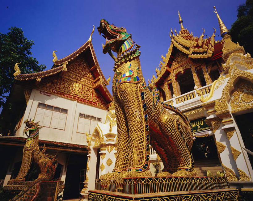 无人,寺庙,横图,室外,白天,仰视,旅游,度假,植物,标志建筑,地标,建筑,雕塑,泰国,亚洲,阴影,节日,艺术,装饰,光线,雕刻,雕像,影子,塔,文化,娱乐,建设,宝塔,树,树木,蓝色,绿色,蓝天,天空,阳光,自然,工艺品,庙宇,天,祈祷,享受,休闲,健康,旅游胜地,放松,许愿,宗教,东南亚,佛教,信仰,生长,晴朗,成长,纪念,祈求,美术,主题,陈列,万里无云,泰王国,清迈府,素贴寺,功能,美学,释教,浮图,浮屠,清迈省,平安,晴空,晴空万里,彩图,低角度拍摄,庙,寺