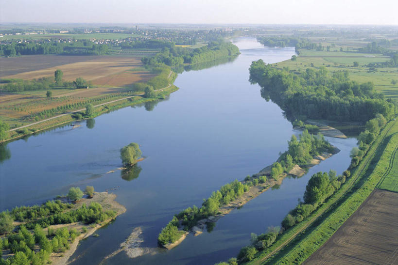 无人,农田,横图,俯视,室外,白天,旅游,度假,庄稼,农作物,草地,草坪,河流,美景,水,植物,法国,欧洲,阴影,光线,影子,河水,景观,水流,娱乐,草,树,树木,蓝色,绿色,倒影,蓝天,天空,阳光,自然,天,享受,休闲,景色,放松,生长,晴朗,成长,倒映,自然风光,万里无云,法兰西共和国,卢瓦尔河谷,法兰西第五共和国,卢瓦尔河,罗亚尔河,反照,香博堡,晴空,晴空万里,彩图,高角度拍摄,耕地,庄稼田
