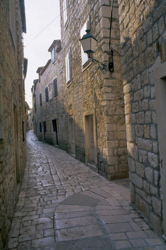 无人,家,竖图,室外,白天,正面,度假,美景,城市风光,城市,道路,路,照明,欧洲,克罗地亚,阴影,光线,壁灯,影子,房屋,墙,屋子,景观,公寓,小路,灯光,交通,娱乐,洋房,楼房,墙壁,墙面,住宅,灯,蓝色,蓝天,天空,阳光,灯具,天,享受,休闲,景色,放松,晴朗,照亮,照明设备,万里无云,克罗地亚共和国,赫瓦尔岛,晴空,晴空万里,彩图,房子