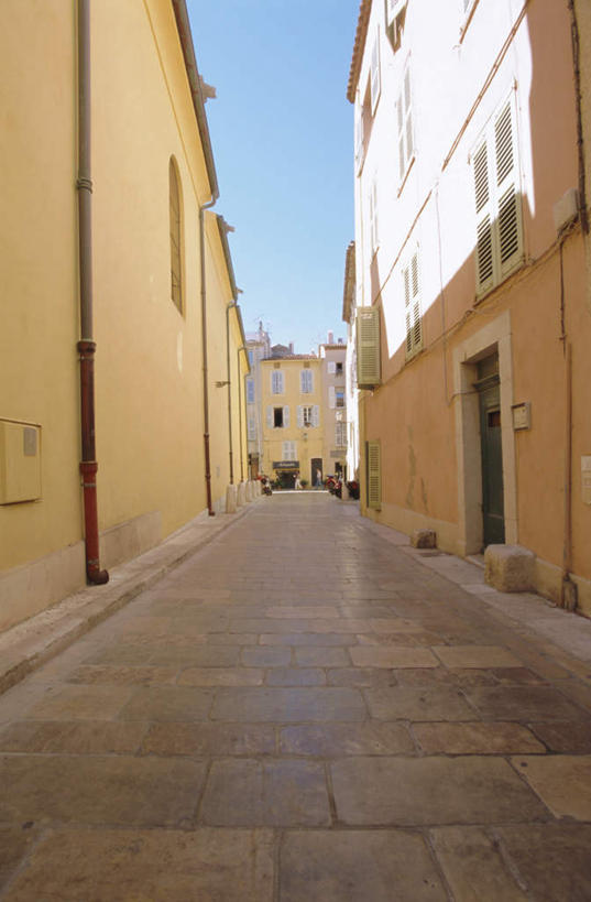 无人,家,竖图,室外,白天,正面,度假,美景,窗户,城市风光,城市,道路,路,法国,欧洲,一排,阴影,整齐,并列,并排,光线,影子,房屋,墙,屋子,景观,公寓,小路,交通,娱乐,洋房,楼房,玻璃窗,墙壁,墙面,住宅,排列,蓝色,蓝天,天空,阳光,天,享受,休闲,景色,放松,晴朗,队列,平行,瓦尔省,万里无云,法兰西共和国,法兰西第五共和国,普罗旺斯.阿尔卑斯.蓝色海岸,普罗旺斯.阿尔卑斯.蓝色海岸大区,瓦尔,晴空,晴空万里,彩图,房子