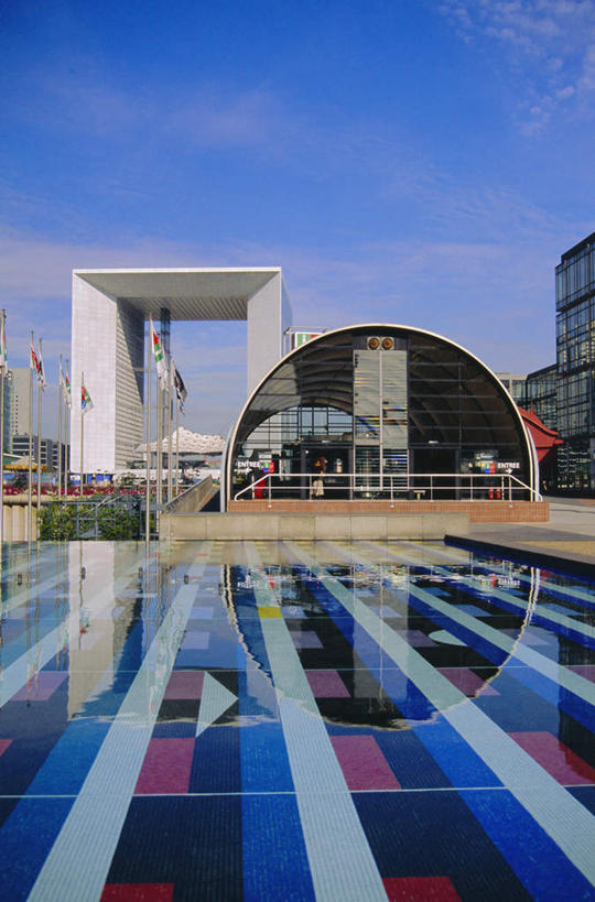 无人,高楼大厦,竖图,室外,白天,正面,度假,办公楼,美景,植物,门,城市风光,城市,大厦,建筑,摩天大楼,写字楼,法国,欧洲,阴影,光线,影子,池塘,景观,水池,云,云朵,拱门,云彩,娱乐,树,树木,蓝色,绿色,白云,倒影,蓝天,天空,阳光,自然,门框,楼宇,天,享受,休闲,商务楼,景色,放松,生长,晴朗,成长,倒映,法兰西共和国,法兰西第五共和国,拉德芳斯,法兰西岛,反照,法兰西岛大区,上塞纳省,晴空,彩图,大楼,高层建筑,高楼,摩天楼