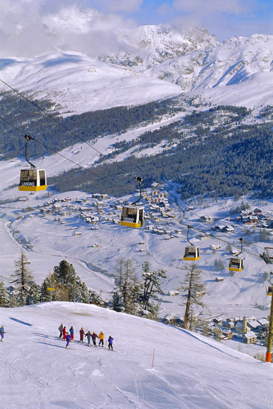 西方人,家,走,竖图,俯视,室外,白天,旅游,度假,石头,美景,山,雪,雪山,植物,大雪,意大利,欧洲,阿尔卑斯山,欧洲人,一排,阴影,服装,整齐,光线,石子,影子,房屋,屋子,冰,积雪,景观,山顶,山峰,雪景,冬季,冬天,山峦,许多人,注视,休闲装,娱乐,楼房,住宅,缆车,树,树木,排列,衣服,绿色,阳光,自然,交通工具,观察,看,一群人,享受,休闲,休闲服,景色,放松,寒冷,服饰,生长,成长,观看,察看,冰冷,队列,关注,南欧,自然风光,索道,沉积岩,严寒,冰凉,酷寒,凛冽,凛凛,极冷,颠峰,极峰,缆索铁路,丽晖谷,水成岩,男人,男性,年轻男性,年轻女性,女人,女性,白种人,石块,岩石,步行,散步,走路,彩图,高角度拍摄,全身,房子