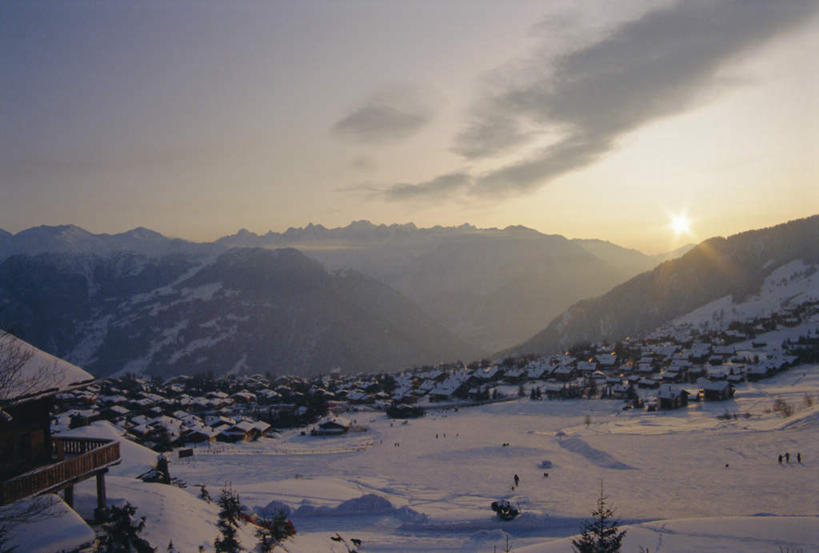 无人,横图,室外,白天,正面,旅游,度假,草地,石头,美景,日落,山,雪,雪山,植物,大雪,瑞士,欧洲,阴影,光线,石子,影子,冰,积雪,景观,山顶,山峰,晚霞,霞光,雪景,冬季,冬天,落日,山峦,娱乐,草,绿色,天空,阳光,自然,黄昏,天,享受,休闲,景色,彩霞,放松,寒冷,晴朗,冰冷,自然风光,中欧,沉积岩,万里无云,严寒,瑞士联邦,冰凉,酷寒,凛冽,凛凛,极冷,颠峰,极峰,夕照,瓦莱州,水成岩,韦尔毕耶,石块,岩石,晴空,晴空万里,夕阳,彩图,斜阳