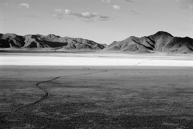 无人,公园,横图,黑白,室外,白天,正面,旅游,度假,石头,美景,沙漠,山,山脉,道路,路,非洲,纳米比亚,弯曲,石子,景观,山峰,云,云朵,小路,交通,山峦,痕迹,云彩,娱乐,蓝色,白云,蓝天,天空,自然,群山,天,享受,休闲,景色,放松,蜿蜒,晴朗,国家公园,自然风光,陈迹,纳米比亚共和国,纳米布.诺克卢福国家公园,大漠,砂漠,石块,岩石,晴空