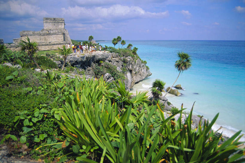 西方人,站,走,横图,俯视,室外,白天,泳装,比基尼,旅游,度假,草地,草坪,海浪,海洋,石头,美景,沙滩,山,山脉,植物,墨西哥,欧洲,欧洲人,行人,游客,游人,阴影,泳裤,光线,沙子,石子,影子,海岸,景观,浪花,山峰,云,云朵,沙地,山峦,许多人,云彩,注视,娱乐,路人,旅客,草,蓝色,绿色,白云,蓝天,天空,阳光,自然,海水,群山,天,观察,看,站着,一群人,享受,休闲,景色,放松,晴朗,观看,察看,北美,北美洲,关注,自然风光,美洲,海景,金塔纳罗奥州,图卢姆,北亚美利加洲,亚美利加洲,墨西哥合众国,仙人掌王国,金塔纳罗奥,过客,男人,男性,年轻男性,年轻女性,女人,女性,白种人,大海,风浪,海,海水的波动,海滩,近岸浪,石块,岩石,涌浪,晴空,步行,散步,站立,走路,半身,彩图,高角度拍摄,三点式,泳衣