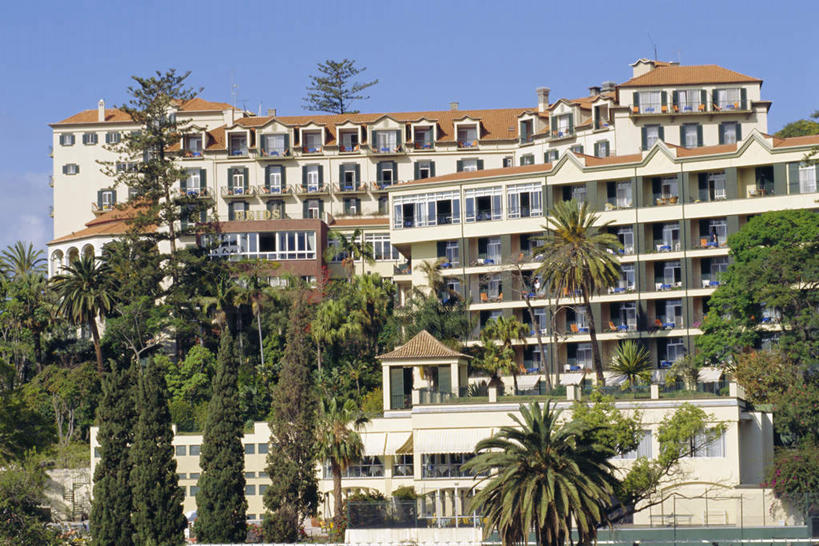 无人,横图,室外,白天,正面,度假,美景,植物,窗户,窗帘,城市风光,城市,酒店,非洲,一排,许多,阴影,整齐,装饰,光线,影子,景观,娱乐,玻璃窗,树,树木,排列,蓝色,绿色,蓝天,天空,阳光,自然,帘子,天,享受,休闲,遮阳,景色,放松,生长,晴朗,成长,华丽,修饰,点缀,队列,万里无云,衬托,美观,雅致,雅观,阿非利加洲,马德拉群岛,晴空,晴空万里,彩图,旅店