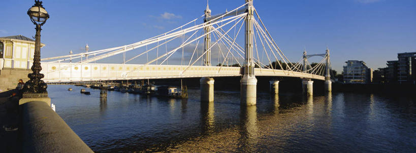 无人,家,横图,室外,白天,正面,度假,河流,石头,美景,水,城市风光,城市,大桥,立交桥,路灯,轮船,桥梁,船,照明,英国,欧洲,伦敦,阴影,波纹,飞溅,溅,光线,石子,液体,影子,房屋,屋子,河水,景观,水滴,水流,云,云朵,高架,斜拉桥,桥,灯光,涟漪,首都,两艘,云彩,娱乐,楼房,住宅,灯,水珠,蓝色,白云,倒影,蓝天,水纹,天空,阳光,船尾波,交通工具,波浪,天,享受,休闲,景色,放松,晴朗,照亮,倒映,照明设备,西欧,喷洒,载具,大不列颠,大不列颠及北爱尔兰联合王国,水晕,大不列颠联合王国,日不落英帝国,雾都,反照,艾伯特桥,石块,岩石,晴空,彩图,房子