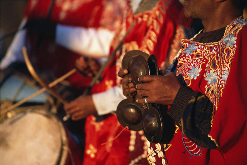 西方人,两个人,伙伴,朋友,站,横图,室外,白天,侧面,民族服装,旅游,度假,友谊,欧洲,非洲,摩洛哥,黑人,欧洲人,双手,握,阴影,风俗,朦胧,模糊,民俗,光线,影子,钹,鼓,乐器,拿,拿着,娱乐,一个,阳光,站着,享受,休闲,放松,握着,单个,打击乐器,节奏,铙钹,铜钹,节拍,非洲鼓,阿非利加洲,摩洛哥王国,民风,马拉喀什,传统乐器,友情,男人,男性,中年男性,非洲人,站立,半身,彩图,传统服装,民俗服