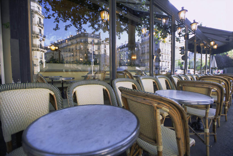 无人,餐厅,家,横图,室外,白天,正面,度假,草地,草坪,美景,植物,餐桌,窗户,桌子,城市风光,城市,汽车,椅子,照明,法国,巴黎,欧洲,一排,许多,阴影,整齐,光线,影子,房屋,屋子,景观,云,云朵,灯光,首都,云彩,娱乐,楼房,吊灯,玻璃窗,住宅,车,灯,草,排列,蓝色,绿色,白云,倒影,蓝天,天空,阳光,灯具,交通工具,轿车,天,享受,休闲,景色,放松,晴朗,餐台,照亮,倒映,照明设备,队列,载具,法兰西共和国,法兰西第五共和国,反照,晴空,彩图,房子,餐馆,饭店,饭馆