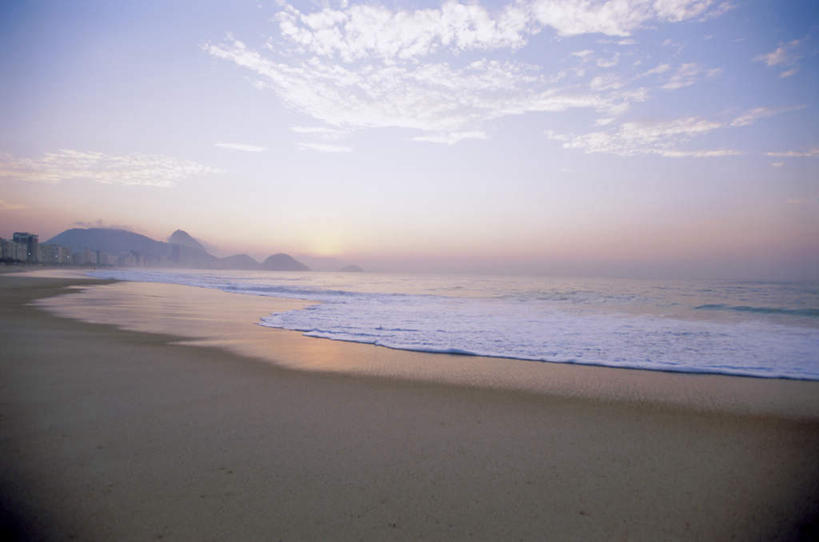 无人,高楼大厦,横图,室外,白天,正面,旅游,度假,办公楼,海浪,海洋,美景,日落,沙滩,山,山脉,雾,大厦,建筑,摩天大楼,写字楼,巴西,朦胧,模糊,沙子,海岸,景观,浪花,山峰,水平线,晚霞,霞光,落日,辽阔,海平线,沙地,山峦,娱乐,自然,海水,黄昏,楼宇,群山,享受,休闲,广阔,商务楼,景色,彩霞,南美,放松,一望无际,迷雾,南美洲,拉丁美洲,自然风光,美洲,里约热内卢,海景,里约热内卢州,巴西联邦共和国,首府,亚美利加洲,南亚美利加洲,里约热内卢市,无边无际,一马平川,夕照,科巴卡巴纳海滩,科帕卡巴纳海滩,大海,风浪,海,海水的波动,海滩,近岸浪,涌浪,大雾,夕阳,彩图,大楼,高层建筑,高楼,摩天楼,水天相接,水天一线,斜阳