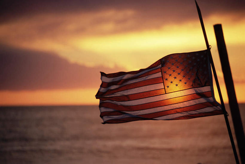 无人,横图,室外,特写,白天,正面,旅游,度假,海浪,海洋,美景,日落,轮船,船,旗帜,国旗,美国,一面,一艘,朦胧,模糊,飘扬,景观,浪花,水平线,晚霞,霞光,落日,辽阔,海平线,背光,娱乐,自然,海水,黄昏,交通工具,享受,休闲,广阔,景色,彩霞,放松,飘逸,一望无际,北美,北美洲,加利福尼亚,自然风光,载具,飞扬,美洲,逆光,海景,加州,加利福尼亚州,金州,黄金州,北亚美利加洲,亚美利加洲,无边无际,一马平川,夕照,圣莫尼卡,圣莫尼卡海滩,旗,大海,风浪,海,海水的波动,近岸浪,涌浪,夕阳,彩图,水天相接,水天一线,斜阳