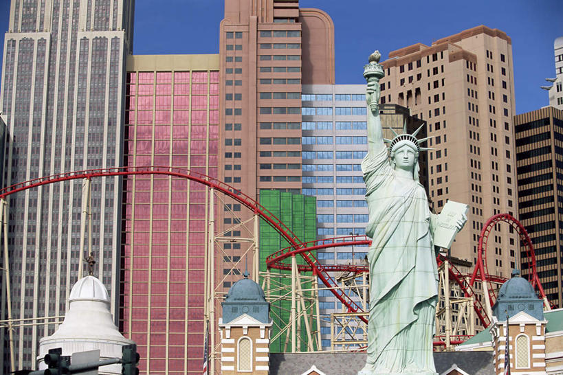 无人,高楼大厦,站,举,横图,室外,白天,仰视,旅游,度假,游戏,办公楼,标志建筑,城市,大厦,地标,建筑,摩天大楼,写字楼,书籍,雕塑,美国,握,阴影,曲折,弯曲,艺术,装饰,光线,雕刻,雕像,影子,拿,玩,火把,火炬,拿着,注视,娱乐,建设,过山车,蓝色,蓝天,天空,阳光,工艺品,楼宇,天,观察,看,托,站着,享受,休闲,旅游胜地,商务楼,放松,握着,游乐设施,云霄飞车,蜿蜒,晴朗,观看,活动,纪念,美术,察看,北美,北美洲,发泄,关注,消遣,智力,主题,美洲,陈列,内华达州,拉斯维加斯,万里无云,功能,美学,北亚美利加洲,亚美利加洲,宣泄,内华达,北美艾灌木丛州,产银之州,银山州,银之州,赌城,滑落,游艺设施,拉斯韦加斯,爬升,倒转,纽约纽约赌场饭店,书,图书,晴空,晴空万里,举起,举手,举着,玩耍,嬉戏,向上举,向上伸,向上托,站立,彩图,低角度拍摄,全身,大楼,高层建筑,高楼,摩天楼