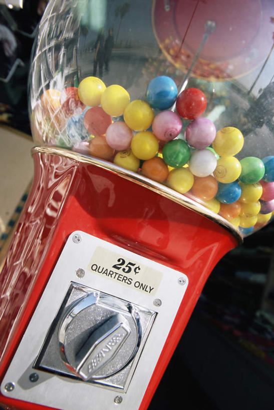 无人,竖图,彩色,室外,特写,白天,正面,购物,游戏,消费,机器,零件,电路,地板,静物,玩具,许多,关闭,阴影,朦胧,模糊,光线,影子,玩,娱乐,设备,开关,自动贩卖机,自动售货机,球,红色,阳光,按钮,打开,休闲,益智,金融,百货,活动,开启,发泄,消遣,智力,销售,贩卖,选购,贸易,宣泄,闭合,玩耍,嬉戏,彩图